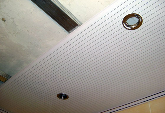 Навесной потолок из пластиковых панелей