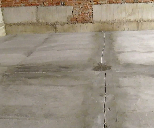 Трещины в стяжке. Трещины в бетонном полу. Растрескивание стяжки пола. Усадочные трещины на стяжке.