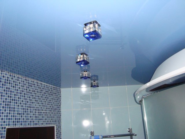 Натяжные потолки в ванную