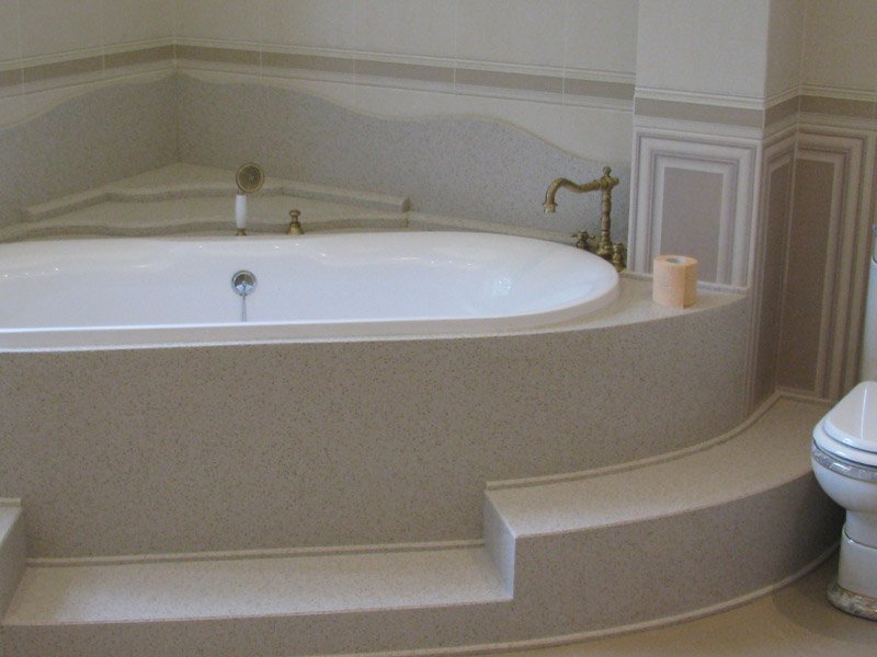 Многоуровневый подиум в ванной